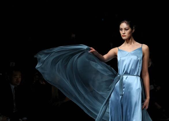 (161026) -- BEIJING, Oct. 26, 2016 -- A model presents a creation by designer Yu Jia during the China Fashion Week in Beijing, capital of China, Oct. 26, 2016. ) (lb) CHINA-BEIJING-FASHION WEEK (CN) CaixYang 