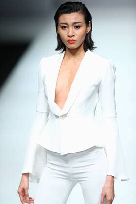 (161026) -- BEIJING, Oct. 26, 2016 -- A model presents a creation by designer Yu Jia during the China Fashion Week in Beijing, capital of China, Oct. 26, 2016. ) (lb) CHINA-BEIJING-FASHION WEEK (CN) CaixYang 