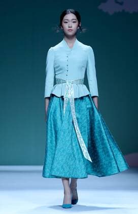 (161026) -- BEIJING, Oct. 26, 2016 -- A model presents a creation by designer Chu Yan during the China Fashion Week in Beijing, capital of China, Oct. 26, 2016. ) (zhs) CHINA-BEIJING-FASHION WEEK (CN) ChenxJianli 