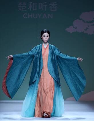 (161026) -- BEIJING, Oct. 26, 2016 -- A model presents a creation by designer Chu Yan during the China Fashion Week in Beijing, capital of China, Oct. 26, 2016. ) (zhs) CHINA-BEIJING-FASHION WEEK (CN) ChenxJianli 