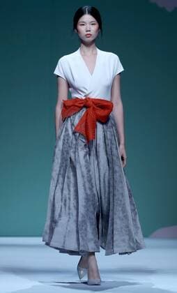 (161026) -- BEIJING, Oct. 26, 2016 -- A model presents a creation by designer Chu Yan during the China Fashion Week in Beijing, capital of China, Oct. 26, 2016. ) (zhs) CHINA-BEIJING-FASHION WEEK (CN) ChenxJianli 