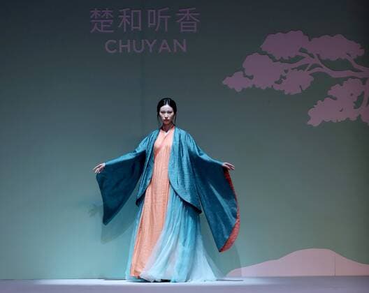 (161026) -- BEIJING, Oct. 26, 2016 -- A model presents a creation by designer Chu Yan during the China Fashion Week in Beijing, capital of China, Oct. 26, 2016. ) (zhs) CHINA-BEIJING-FASHION WEEK (CN) ChenxJianli 