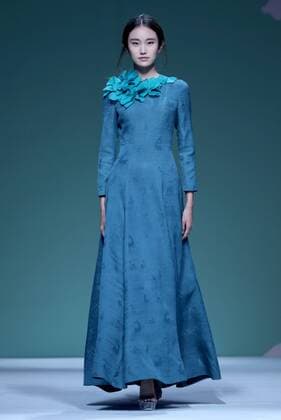 (161026) -- BEIJING, Oct. 26, 2016 -- A model presents a creation by designer Chu Yan during the China Fashion Week in Beijing, capital of China, Oct. 26, 2016. ) (zhs) CHINA-BEIJING-FASHION WEEK (CN) ChenxJianli 