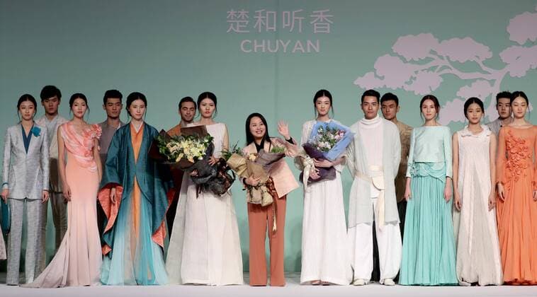 (161026) -- BEIJING, Oct. 26, 2016 -- Designer Chu Yan joins the models who present her creation during the China Fashion Week in Beijing, capital of China, Oct. 26, 2016. ) (zhs) CHINA-BEIJING-FASHION WEEK (CN) ChenxJianli 