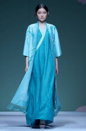 (161026) -- BEIJING, Oct. 26, 2016 -- A model presents a creation by designer Chu Yan during the China Fashion Week in Beijing, capital of China, Oct. 26, 2016. ) (zhs) CHINA-BEIJING-FASHION WEEK (CN) ChenxJianli 