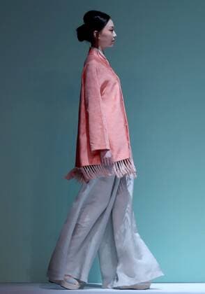 (161026) -- BEIJING, Oct. 26, 2016 -- A model presents a creation by designer Chu Yan during the China Fashion Week in Beijing, capital of China, Oct. 26, 2016. ) (zhs) CHINA-BEIJING-FASHION WEEK (CN) ChenxJianli 