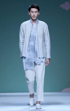 (161026) -- BEIJING, Oct. 26, 2016 -- A model presents a creation by designer Chu Yan during the China Fashion Week in Beijing, capital of China, Oct. 26, 2016. ) (zhs) CHINA-BEIJING-FASHION WEEK (CN) ChenxJianli 