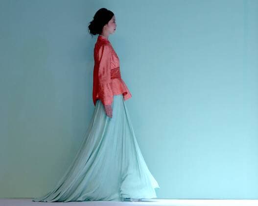 (161026) -- BEIJING, Oct. 26, 2016 -- A model presents a creation by designer Chu Yan during the China Fashion Week in Beijing, capital of China, Oct. 26, 2016. ) (zhs) CHINA-BEIJING-FASHION WEEK (CN) ChenxJianli 