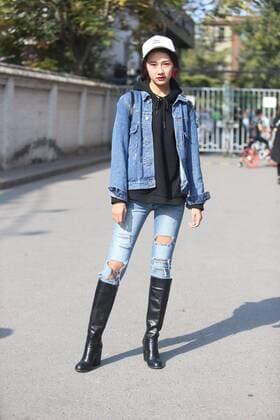 October 26, 2016 - Beijing, Beijing, China - Beijing,CHINA-October 26 2016: (EDITORIAL USE ONLY.CHINA OUT) Street snap of China Fashion Week in Beijing, October 26th, 2016. Beijing China  - ZUMAs145 20161026_zaa_s145_008