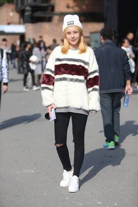 October 26, 2016 - Beijing, Beijing, China - Beijing,CHINA-October 26 2016: (EDITORIAL USE ONLY.CHINA OUT) Street snap of China Fashion Week in Beijing, October 26th, 2016. Beijing China  - ZUMAs145 20161026_zaa_s145_012