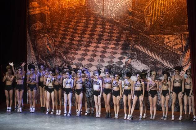 Brazilian models present the creations of Ronalso Fraga during a fashion show at Sao Paulo Fashion Week in Sao Paulo, Brazil, 26 October 2016. The brand included 28 transgender models for the show. SAO PAULO FASHION WEEK !ACHTUNG: NUR REDAKTIONELLE NUTZUNG!  SAO001 20161026-636131186575409088