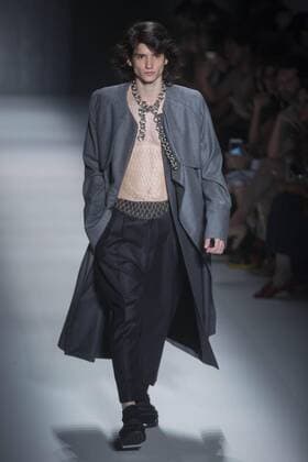 A model presents the creations of Vitorino Campos during a fashion show at Sao Paulo Fashion Week in Sao Paulo, Brazil, 26 October 2016. SAO PAULO FASHION WEEK !ACHTUNG: NUR REDAKTIONELLE NUTZUNG!  SAO001 20161026-636131187868788506