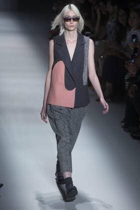 A model presents the creations of Vitorino Campos during a fashion show at Sao Paulo Fashion Week in Sao Paulo, Brazil, 26 October 2016. SAO PAULO FASHION WEEK !ACHTUNG: NUR REDAKTIONELLE NUTZUNG!  SAO001 20161026-636131187887820262