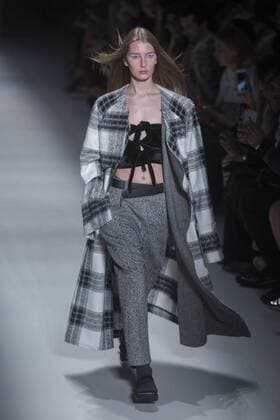 A model presents the creations of Vitorino Campos during a fashion show at Sao Paulo Fashion Week in Sao Paulo, Brazil, 26 October 2016. SAO PAULO FASHION WEEK !ACHTUNG: NUR REDAKTIONELLE NUTZUNG!  SAO001 20161026-636131187916835890