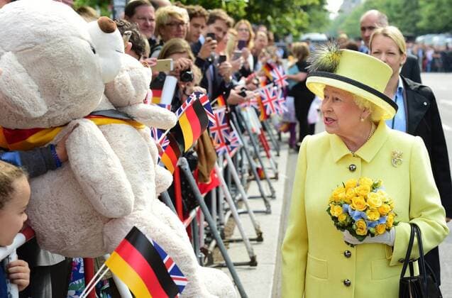 26-06-2015 Germnay Britain s Queen Elizabeth II is presented with flowers as she walks across the Pariser Platz near Berlin s landmark Brandenburg Gate on her way to leave Berlin. British Queen Elizabeth II ends her three-day visit to Germany.  Copyright: PPEx
