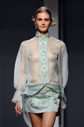 (161026) -- SINGAPORE, Oct. 26, 2016 -- A model presents a creation of Chinese designer Guo Pei at opening show of the Singapore Fashion Week held in the National Gallery Singapore on Oct. 26, 2016.) SINGAPORE-FASHION WEEK-GUO PEI ThenxChihxWey 