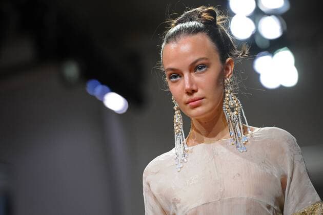(161026) -- SINGAPORE, Oct. 26, 2016 -- A model presents a creation of Chinese designer Guo Pei at opening show of the Singapore Fashion Week held in the National Gallery Singapore on Oct. 26, 2016.) SINGAPORE-FASHION WEEK-GUO PEI ThenxChihxWey 