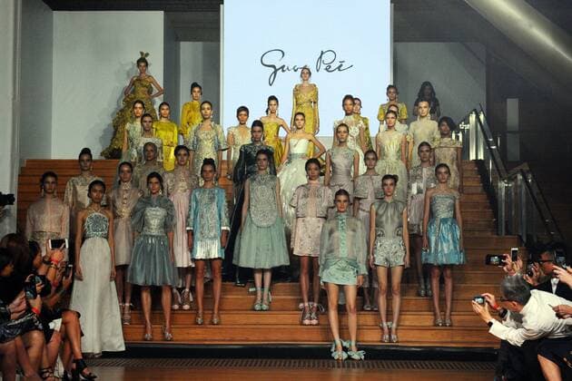 (161026) -- SINGAPORE, Oct. 26, 2016 -- Models present creations of Chinese designer Guo Pei at opening show of the Singapore Fashion Week held in the National Gallery Singapore on Oct. 26, 2016.) SINGAPORE-FASHION WEEK-GUO PEI ThenxChihxWey 
