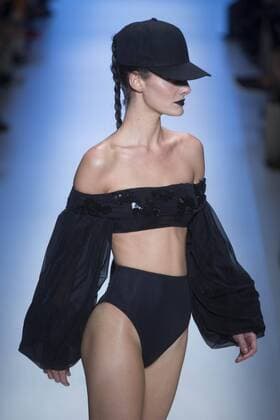 A model presents the creations of Amir Slama during a fashion show at Sao Paulo Fashion Week in Sao Paulo, Brazil, 26 October 2016. SAO PAULO FASHION WEEK !ACHTUNG: NUR REDAKTIONELLE NUTZUNG!  SAO001 20161027-636131242608517140