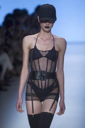 A model presents the creations of Amir Slama during a fashion show at Sao Paulo Fashion Week in Sao Paulo, Brazil, 26 October 2016. SAO PAULO FASHION WEEK !ACHTUNG: NUR REDAKTIONELLE NUTZUNG!  SAO001 20161027-636131242626613372