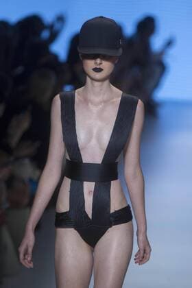 A model presents the creations of Amir Slama during a fashion show at Sao Paulo Fashion Week in Sao Paulo, Brazil, 26 October 2016. SAO PAULO FASHION WEEK !ACHTUNG: NUR REDAKTIONELLE NUTZUNG!  SAO001 20161027-636131242644241598