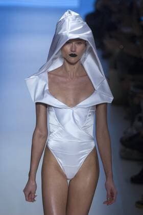 A model presents the creations of Amir Slama during a fashion show at Sao Paulo Fashion Week in Sao Paulo, Brazil, 26 October 2016. SAO PAULO FASHION WEEK !ACHTUNG: NUR REDAKTIONELLE NUTZUNG!  SAO001 20161027-636131247635163198