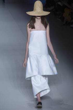 A model presents the creations of Osklen during a fashion show at Sao Paulo Fashion Week in Sao Paulo, Brazil, 26 October 2016. SAO PAULO FASHION WEEK !ACHTUNG: NUR REDAKTIONELLE NUTZUNG!  SAO001 20161027-636131280319043314