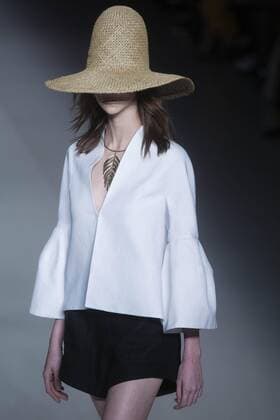 A model presents the creations of Osklen during a fashion show at Sao Paulo Fashion Week in Sao Paulo, Brazil, 26 October 2016. SAO PAULO FASHION WEEK !ACHTUNG: NUR REDAKTIONELLE NUTZUNG!  SAO001 20161027-636131280340259314