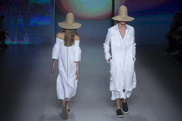 Models present the creations of Osklen during a fashion show at Sao Paulo Fashion Week in Sao Paulo, Brazil, 26 October 2016. SAO PAULO FASHION WEEK !ACHTUNG: NUR REDAKTIONELLE NUTZUNG!  SAO001 20161027-636131280362099314