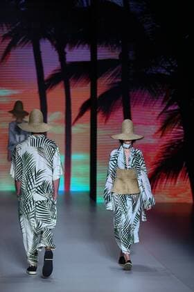 October 26, 2016 - Sao Paulo, Brazil - Model presents creation by Osklen, during the Sao Paulo Fashion Week, winter 2017 edition, this Wednesday , in Sao Paulo, Brazil. Sao Paulo Brazil - ZUMAl146 20161026_zaf_l146_101