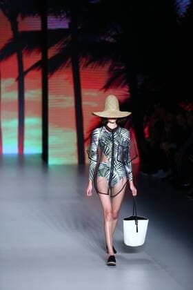 October 26, 2016 - Sao Paulo, Brazil - Model presents creation by Osklen, during the Sao Paulo Fashion Week, winter 2017 edition, this Wednesday , in Sao Paulo, Brazil. Sao Paulo Brazil - ZUMAl146 20161026_zaf_l146_118