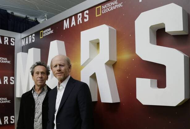 Bilder des Tages Brian Grazer and Ron Howard arrive on the red carpet at the National Geographic Channel MARS New York Premiere on October 26, 2016 in New York City  NYP20161026132 JOHNxANGELILLO
