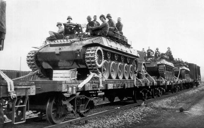 Korea-Krieg 1950-1953 - Aufnahmedaten geschätzt Pusan, Korea: July 27, 1950 Armored equipment is loaded on railroad cars for the blackout trip from the docks at Pusan to the war front. Troops ride along to protect against sniper attacks. xUnderwoodxArchives 4-War-Kor-US-Ar_7