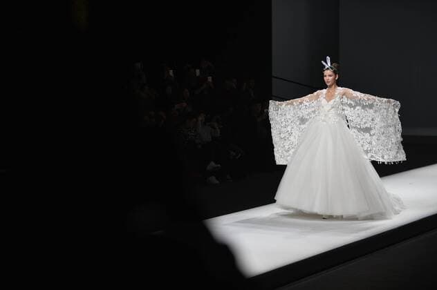 (161027) -- BEIJING, Oct. 27, 2016 -- A model presents a creation by designer Xie Jiaqi during the China Fashion Week in Beijing, capital of China, Oct. 27, 2016. ) (wsw) CHINA-BEIJING-FASHION WEEK (CN) LuxPeng 