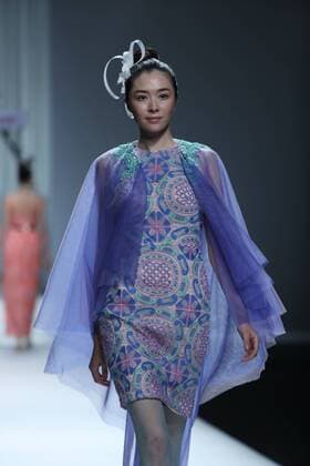 (161027) -- BEIJING, Oct. 27, 2016 -- A model presents a creation by designer Xie Jiaqi during the China Fashion Week in Beijing, capital of China, Oct. 27, 2016. ) (wsw) CHINA-BEIJING-FASHION WEEK (CN) ChenxJianli 