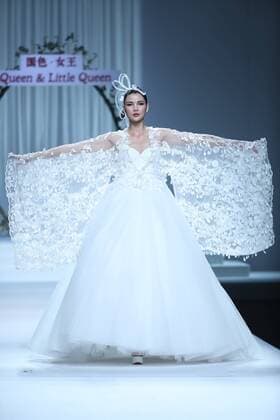 (161027) -- BEIJING, Oct. 27, 2016 -- A model presents a creation by designer Xie Jiaqi during the China Fashion Week in Beijing, capital of China, Oct. 27, 2016. ) (wsw) CHINA-BEIJING-FASHION WEEK (CN) ChenxJianli 