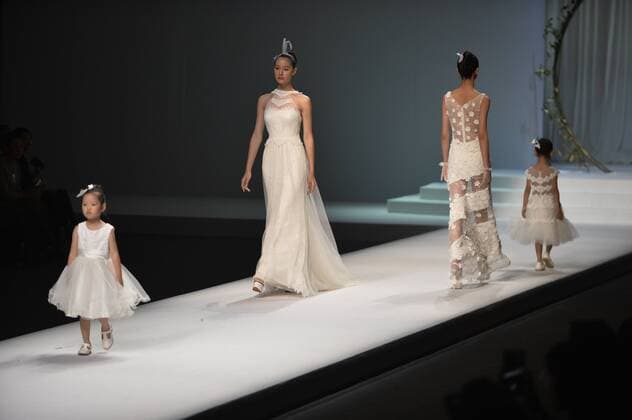 (161027) -- BEIJING, Oct. 27, 2016 -- Models present creations by designer Xie Jiaqi during the China Fashion Week in Beijing, capital of China, Oct. 27, 2016. ) (wsw) CHINA-BEIJING-FASHION WEEK (CN) LuxPeng 
