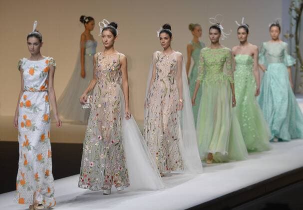 (161027) -- BEIJING, Oct. 27, 2016 -- Models present creations by designer Xie Jiaqi during the China Fashion Week in Beijing, capital of China, Oct. 27, 2016. ) (wsw) CHINA-BEIJING-FASHION WEEK (CN) LuxPeng 