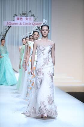 (161027) -- BEIJING, Oct. 27, 2016 -- Models present creations by designer Xie Jiaqi during the China Fashion Week in Beijing, capital of China, Oct. 27, 2016. ) (wsw) CHINA-BEIJING-FASHION WEEK (CN) ChenxJianli 