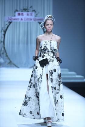 (161027) -- BEIJING, Oct. 27, 2016 -- A model presents a creation by designer Xie Jiaqi during the China Fashion Week in Beijing, capital of China, Oct. 27, 2016. ) (wsw) CHINA-BEIJING-FASHION WEEK (CN) ChenxJianli 