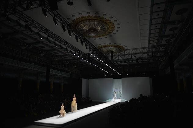 (161027) -- BEIJING, Oct. 27, 2016 -- Models present creations by designer Xie Jiaqi during the China Fashion Week in Beijing, capital of China, Oct. 27, 2016. ) (wsw) CHINA-BEIJING-FASHION WEEK (CN) LuxPeng 