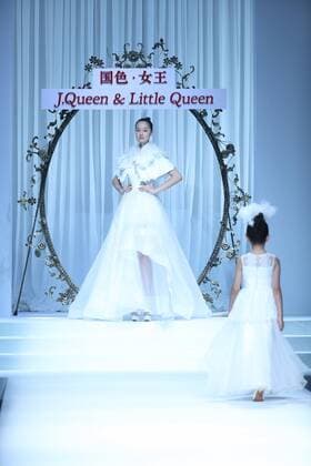 (161027) -- BEIJING, Oct. 27, 2016 -- A model presents a creation by designer Xie Jiaqi during the China Fashion Week in Beijing, capital of China, Oct. 27, 2016. ) (wsw) CHINA-BEIJING-FASHION WEEK (CN) ChenxJianli 