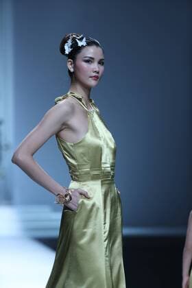 (161027) -- BEIJING, Oct. 27, 2016 -- A model presents a creation by designer Xie Jiaqi during the China Fashion Week in Beijing, capital of China, Oct. 27, 2016. ) (wsw) CHINA-BEIJING-FASHION WEEK (CN) ChenxJianli 