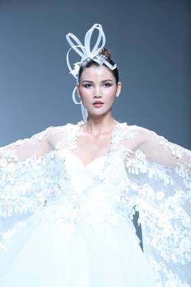 (161027) -- BEIJING, Oct. 27, 2016 -- A model presents a creation by designer Xie Jiaqi during the China Fashion Week in Beijing, capital of China, Oct. 27, 2016. ) (wsw) CHINA-BEIJING-FASHION WEEK (CN) ChenxJianli 