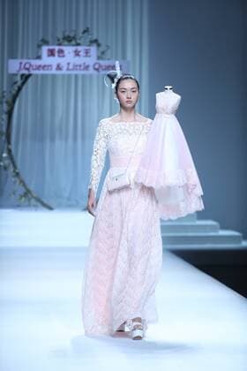 (161027) -- BEIJING, Oct. 27, 2016 -- A model presents a creation by designer Xie Jiaqi during the China Fashion Week in Beijing, capital of China, Oct. 27, 2016. ) (wsw) CHINA-BEIJING-FASHION WEEK (CN) ChenxJianli 