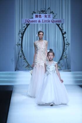 (161027) -- BEIJING, Oct. 27, 2016 -- Models present creations by designer Xie Jiaqi during the China Fashion Week in Beijing, capital of China, Oct. 27, 2016. ) (wsw) CHINA-BEIJING-FASHION WEEK (CN) ChenxJianli 