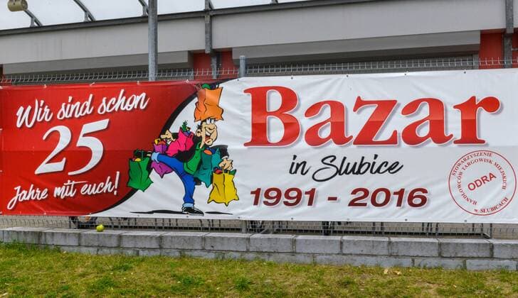 Werbetafel des Bazars (Polenmarkt) in Slubice (Polen), aufgenommen am 23.8.2016. .Bis 1945 war das heutige Slubice ein Stadtteil von Frankfurt (Oder). Foto:Winfried Rothermel