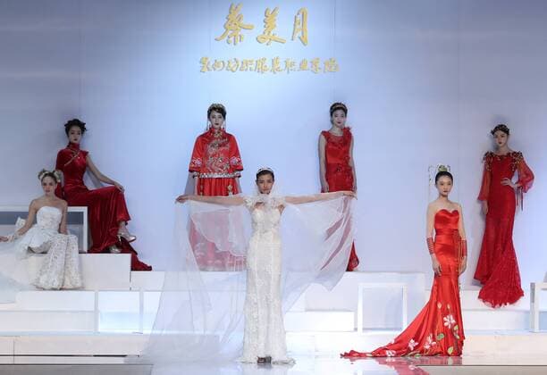 (161027) -- BEIJING, Oct. 27, 2016 -- Models present creations by designer Tsai Mei-Yueh during the China Fashion Week in Beijing, capital of China, Oct. 27, 2016. ) (lb) CHINA-BEIJING-FASHION WEEK (CN) ChenxJianli 