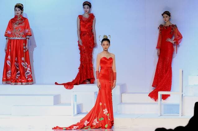 (161027) -- BEIJING, Oct. 27, 2016 -- Models present creations by designer Tsai Mei-Yueh during the China Fashion Week in Beijing, capital of China, Oct. 27, 2016. ) (lb) CHINA-BEIJING-FASHION WEEK (CN) LixMingfang 