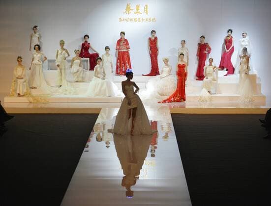 (161027) -- BEIJING, Oct. 27, 2016 -- Models present creations by designer Tsai Mei-Yueh during the China Fashion Week in Beijing, capital of China, Oct. 27, 2016. ) (lb) CHINA-BEIJING-FASHION WEEK (CN) LuxPeng 
